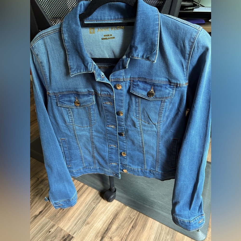 Cute denim jacket with a slight amount of stretch .